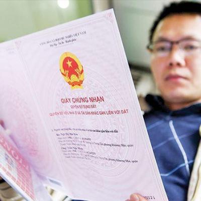 Bố có được sang tên quyền sử dụng đất của hộ gia đình cho con?